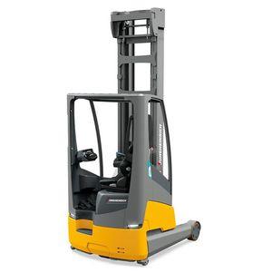 electric reach truck / side-facing seated