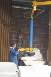 pneumatic manipulator / with vacuum bag lifter