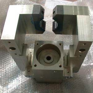 manipulator arm with gripping tool / for auto parts handling / Cartesian