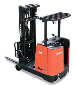 electric reach truck / stand-on / for warehouses / handling