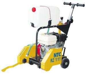 floor saw / for asphalt / combustion engine