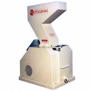 blade mill / horizontal / for plastics / beside-the-press