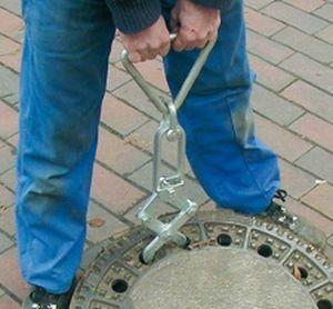 portable lifting device / with gripping tool / manhole cover