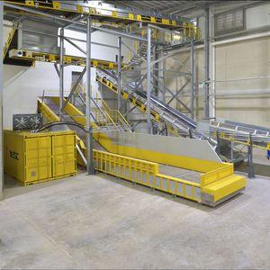 chain conveyor / for the recycling industry