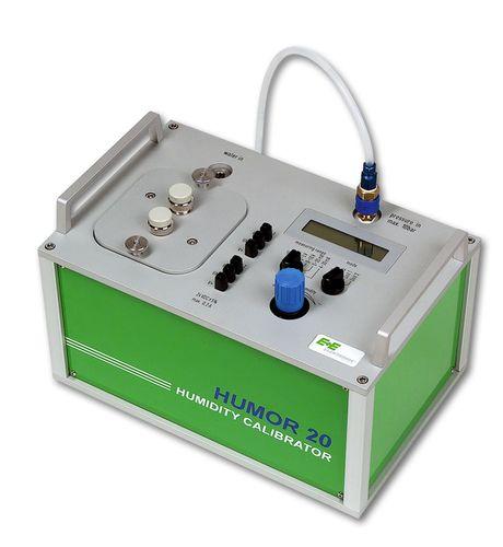 humidity generator with calibration system