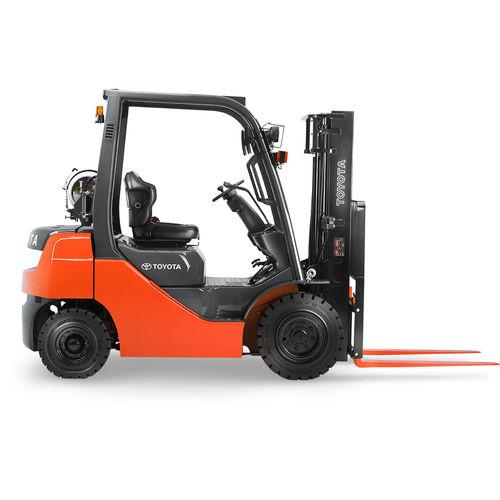 forklift / combustion engine / ride-on / pneumatic tire / handling