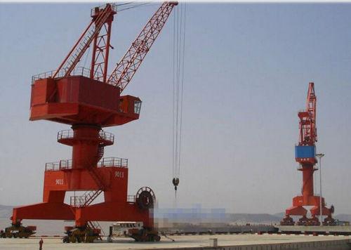 mobile crane / shipbuilding / harbor / loading