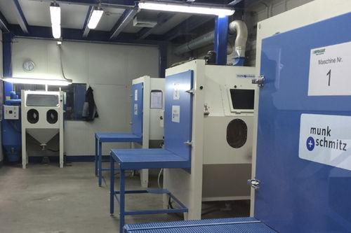 pressure blast cabinet / adjustable-height