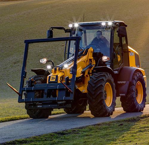 rubber-tired loader / telescopic / articulated