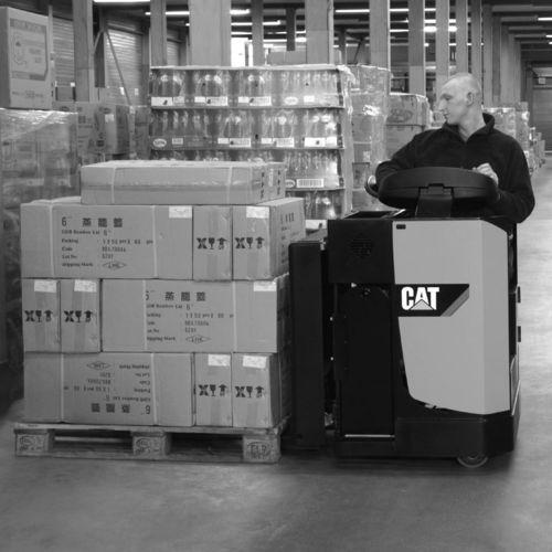 electric reach truck / ride-on / side-facing seated position / handling