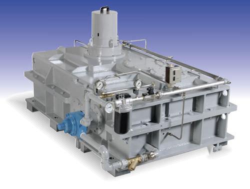 helical gear reducer / for lifting applications