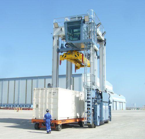 container handling straddle carrier