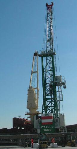 self-propelled crane / telescopic / harbor