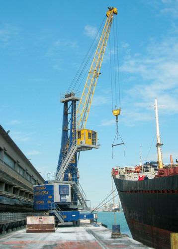 self-propelled crane / harbor / hydraulic / ship loading