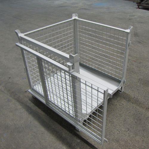 pallet box with sliding door