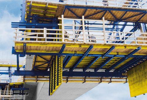 mobile scaffolding / climbing