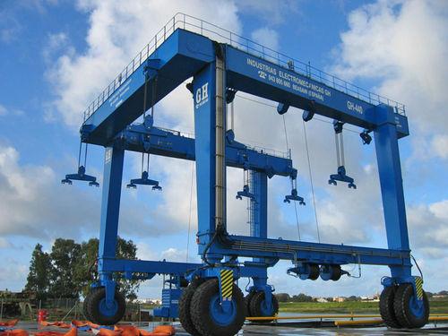 self-propelled gantry crane / for marine applications / rubber-tired