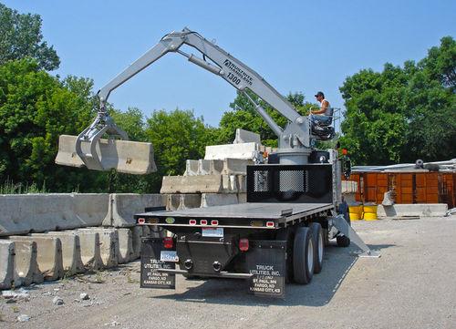 truck-mounted crane / for construction / materials handling / for heavy-duty applications