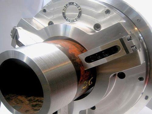 pneumatic power chuck / self-centering