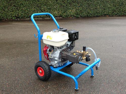 cleaner with combustion engine / mobile / high-pressure