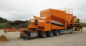 mobile concrete mixing plant / horizontal / compact