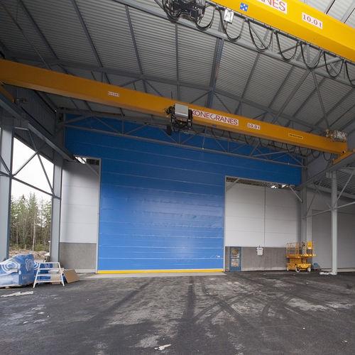 fold-up doors / overhead crane / exterior / industrial